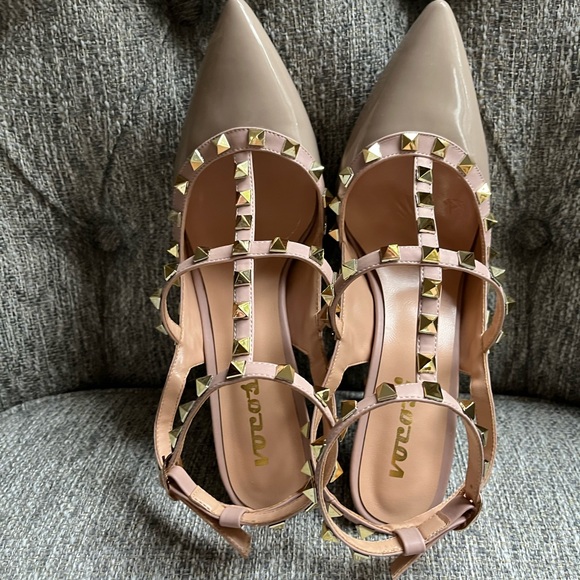 - Woman’s vegan leather gold studded heels. Size 8.5 - Picture 2 of 12